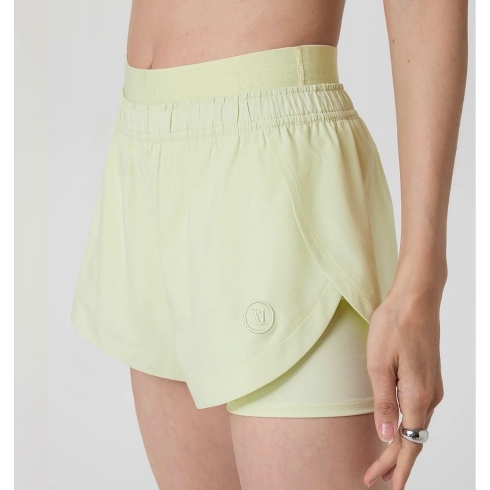 Vuori Womens 2-in-1 Luna Active Shorts Pale Lime Green High Rise Size Small